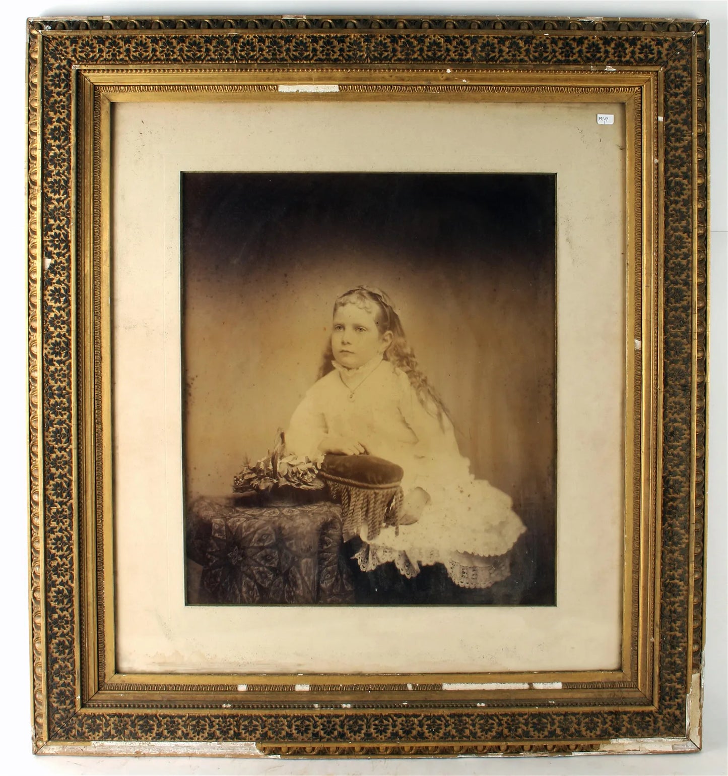 VICTORIAN FRAME WITH PHOTOGRAPH OF A GIRL